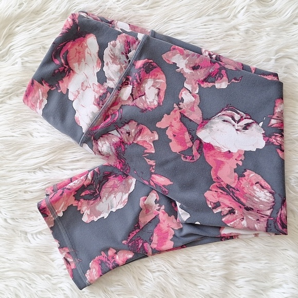 Victoria's Secret Sport Knockout Watercolor Floral Capri Legging - Picture 1 of 13